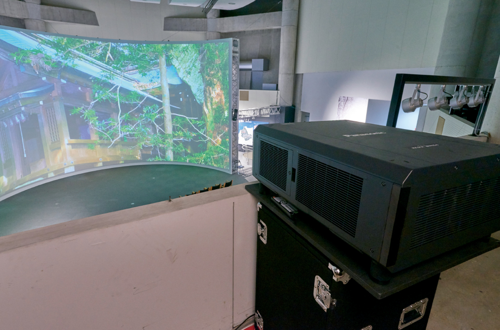 写真:2台のPT-RZ12KJで映像をブレンディング。