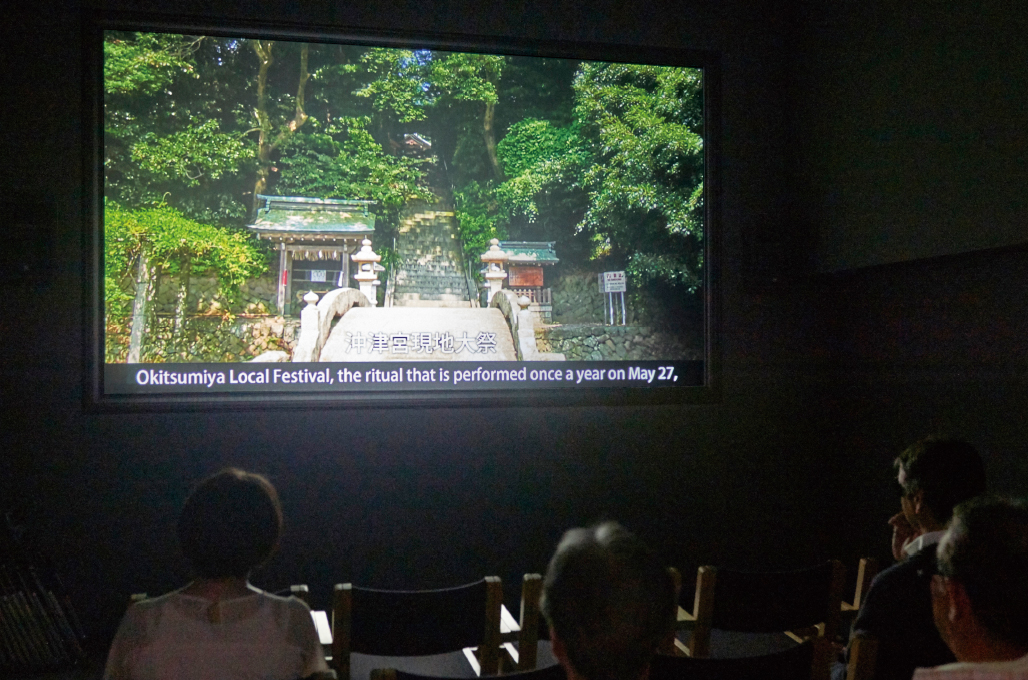 写真:既設の3Dシアターでは、「神宿る島」沖ノ島や 宗像大社の神事などの3D番組が放映されている