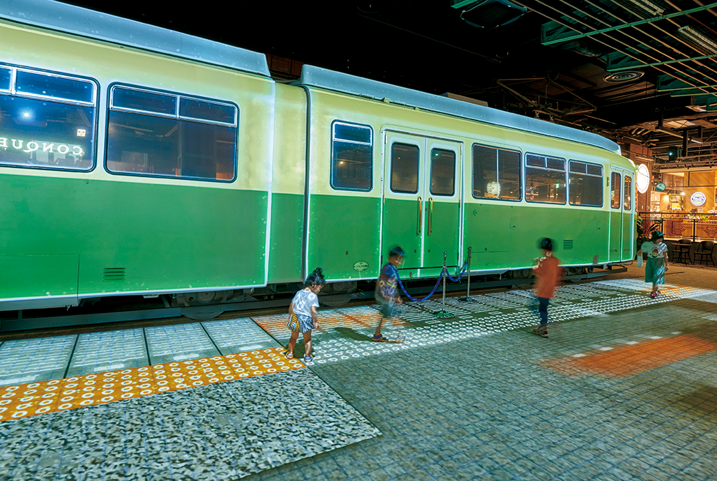 写真：発車時には車体のデザインがリアルに再現