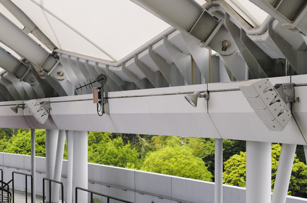 写真:40本の全天候型スピーカーWS-LB311がスタジアムを1周している