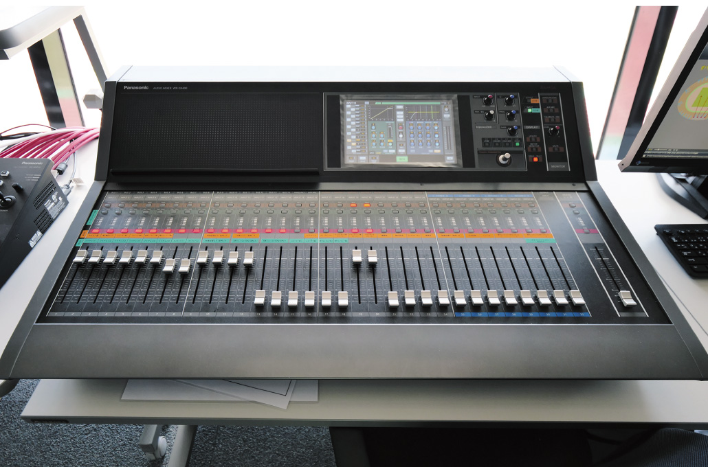 写真:以前のアナログミキサーから約半分のスペースで設置可能となったデジタルミキサーWR-DX400