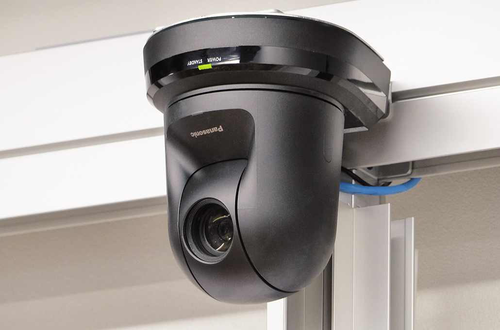 写真:LANケーブル接続したAW-HE70HK9を壁面スクリーンの上に設置