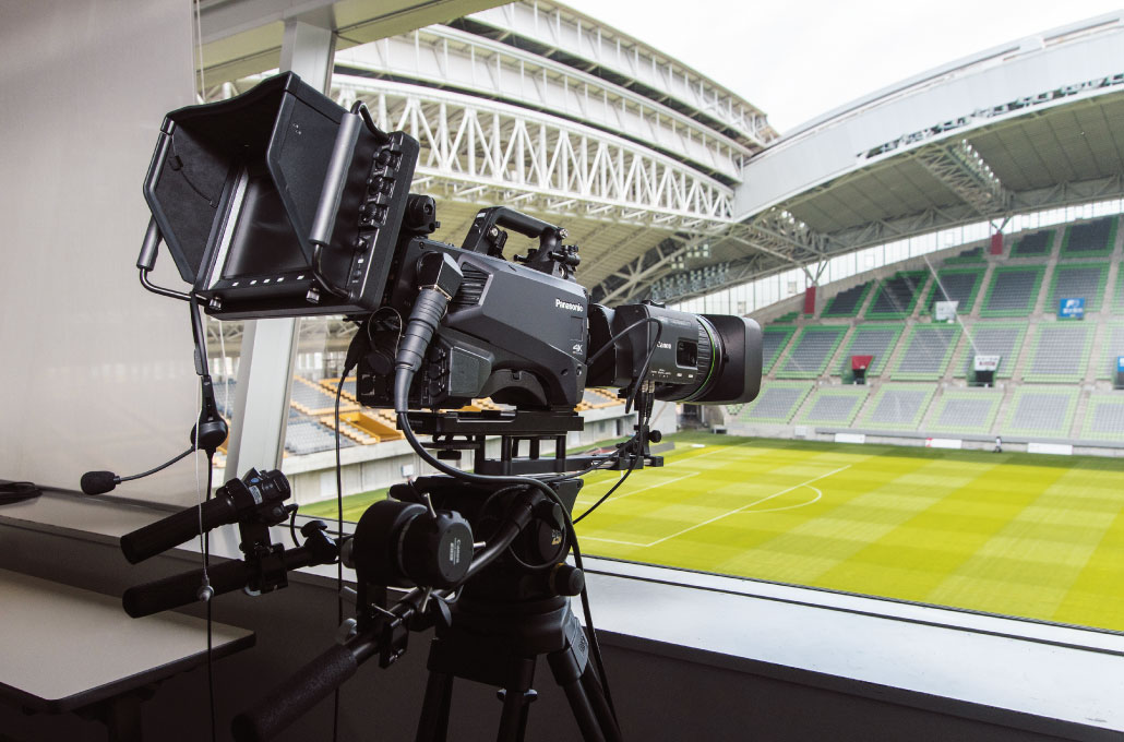 写真:AK-UC3000は映像操作室に設置し、プレーを上から撮影