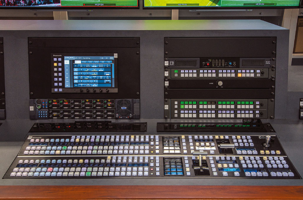 写真:2MEライブスイッチャーAV-HS6000コントロールパネルと、埋め込み設置したメニューパネル