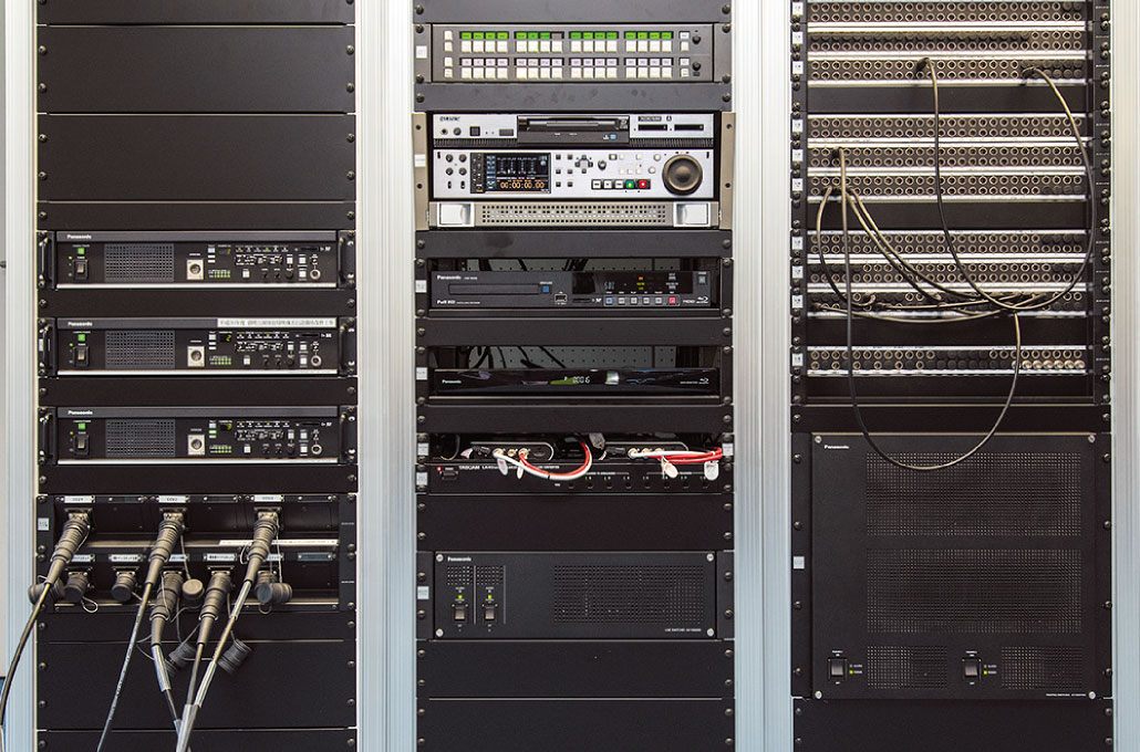 写真:ラックに格納されたAV-HS6000のメインフレームやルーティングスイッチャーAV-WM7400シリーズ。スタジオカメラのCCUも3台格納