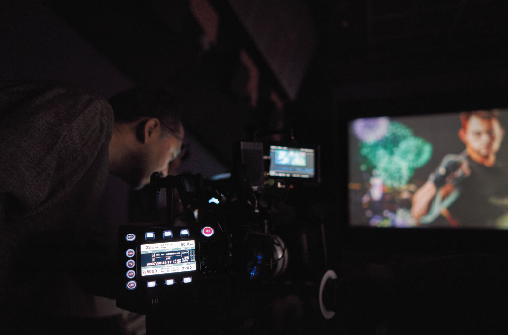 写真:もっとも暗いとされる映画館 内の暗闇のシーンでは、ISO5000のベース感度から感度をISO4000に設定、色温度は3200K。
