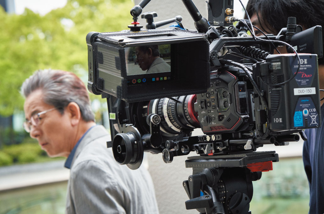 写真: AU-EVA1は主にVARICAM LTのサブ機として活用されましたが、その小型ボディの機動性を活かして、場面によってはメインカメラとしても活用されました。