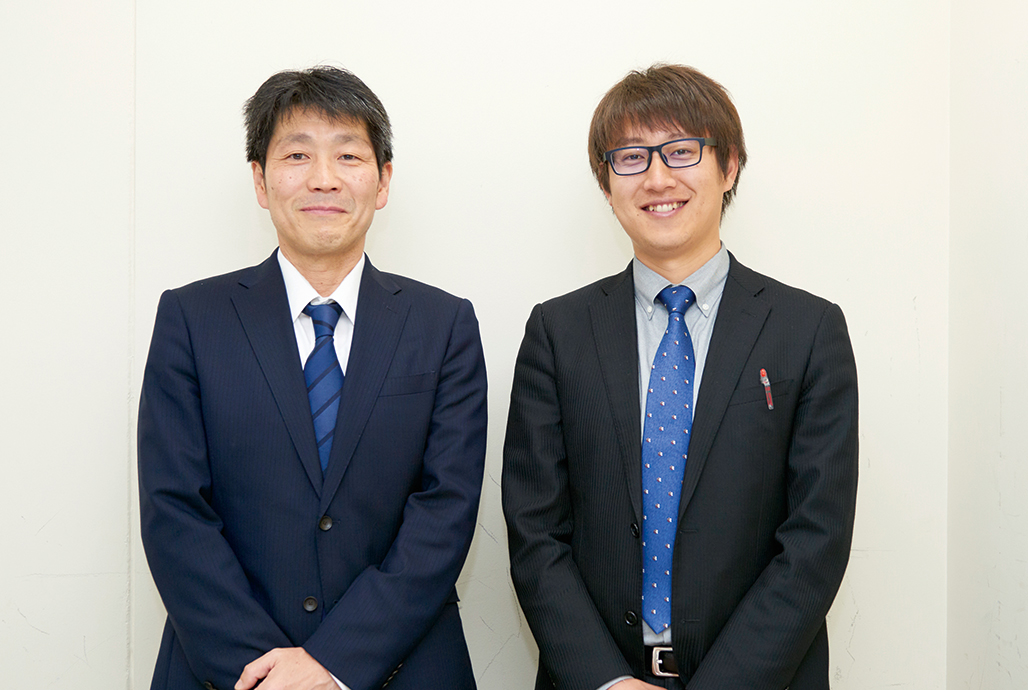 写真:静岡県袋井市役所 産業環境部 産業政策課 観光振興室 主幹兼室長 廣岡 芳康 様(写真左) 株式会社ジェイアール東海エージェンシー 営業開発部 第三課 主任 酒井 良介 様(写真右)