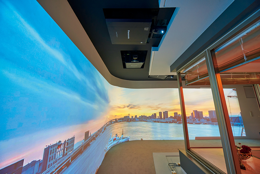 写真：超短焦点レンズET-D75LE95を装着したPT-RZ12KJ