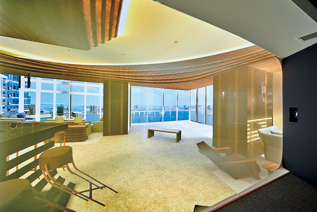 写真：湾曲した立体スクリーンに広視野角VR映像が投写