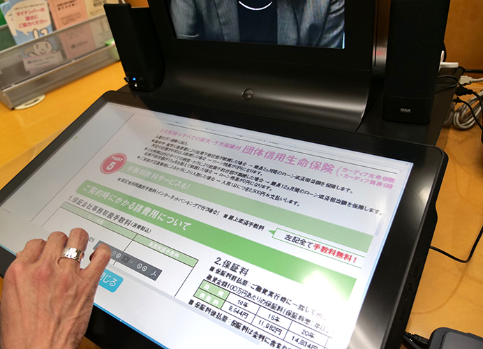 写真:受付窓口システム「TSUBASA Smile」と連携している画面。 説明資料なども高精細画像で表示が可能。