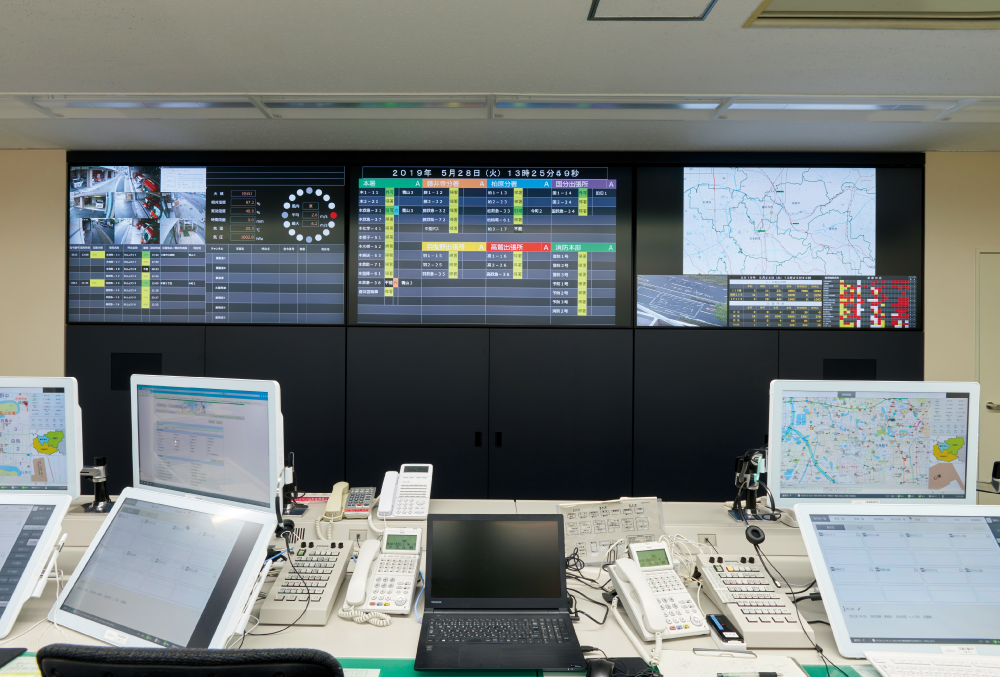 写真:指令センターの壁面に設置されたTH-86SQ1J(正面)