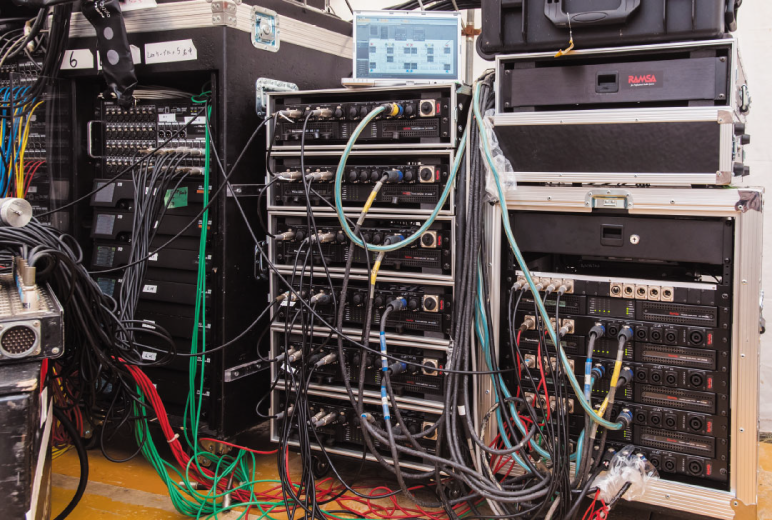 写真:数台のデジタルパワーアンプWP-DM948が格納されているラック。無数のケーブルが接続されている。