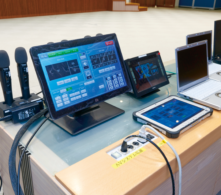 写真:操作卓に備え付けられているタッチパネルとタブレット。