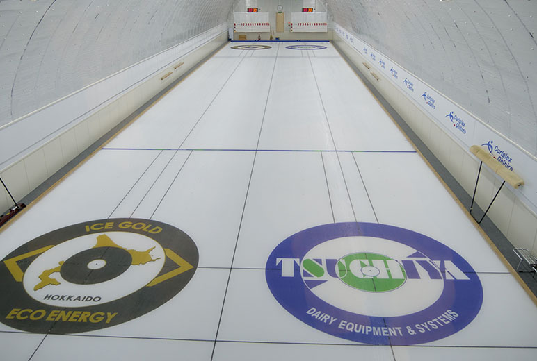 写真：2面並んだカーリングコート