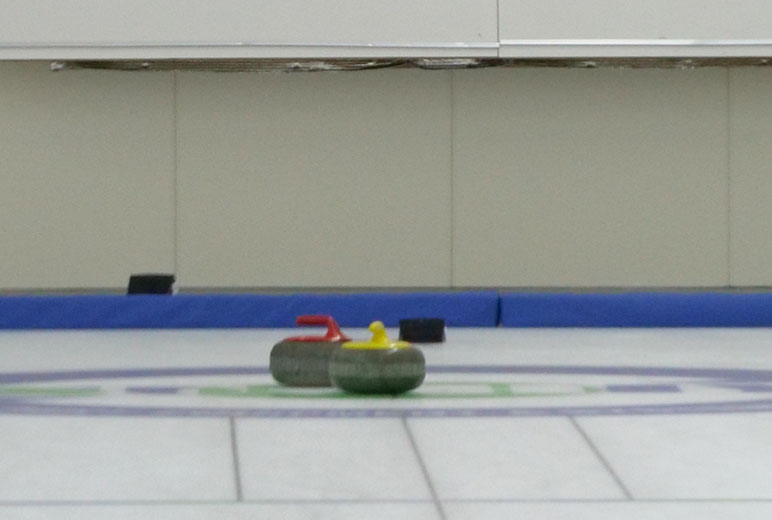 写真：奥のハウス上に赤いストーン（奥）と黄色いストーン（手前）が重なって並んでいる。赤と黄色のストーンの間にどれだけの隙間があるか確認しにくい。