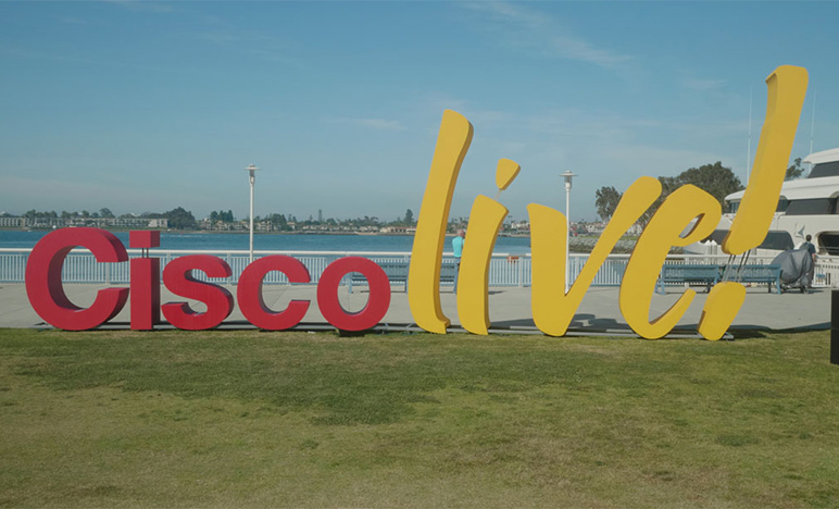 写真:「Cisco live!」のモニュメント