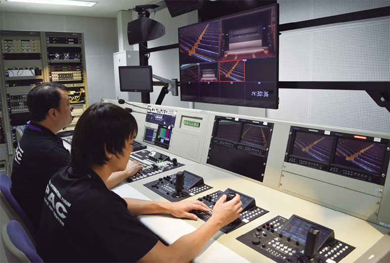 写真：ホールCのビデオ調整室。ホールA、ホールCともに、カメラ1台につき AW-RP150GJとAK-HRP1000をそれぞれ1台ずつ接続