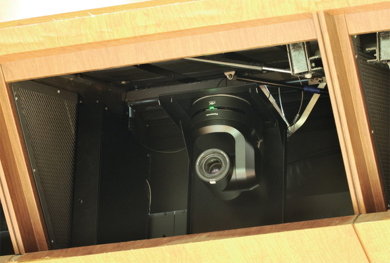 写真：ホール2階客席先端に設置された4K インテグレーテッドカメラAW-UE150K