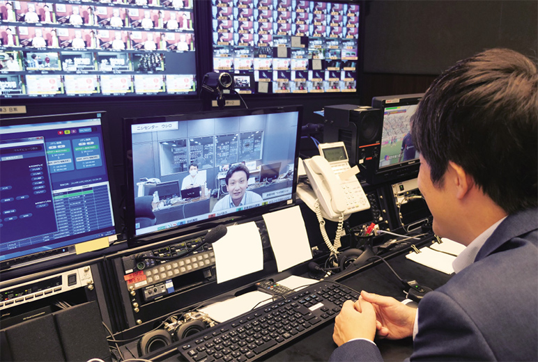写真:操作卓からビデオ会議システムHDコム を使用して放送センターを含む拠点間の コミュニケーションが可能