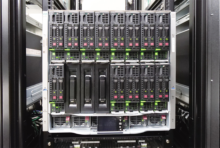 写真:1台で64CHの放送が可能なIPバーチャル 番組送出システムのブレードサーバー