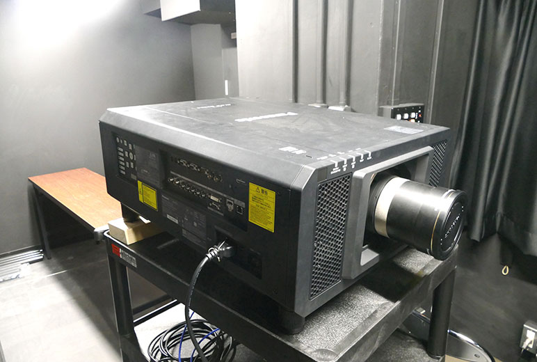 講演・コンサートに活用される3チップDLPプロジェクターの図
