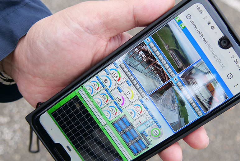 写真:外出していてもスマートフォンから牛舎の様子やデータが確認可能