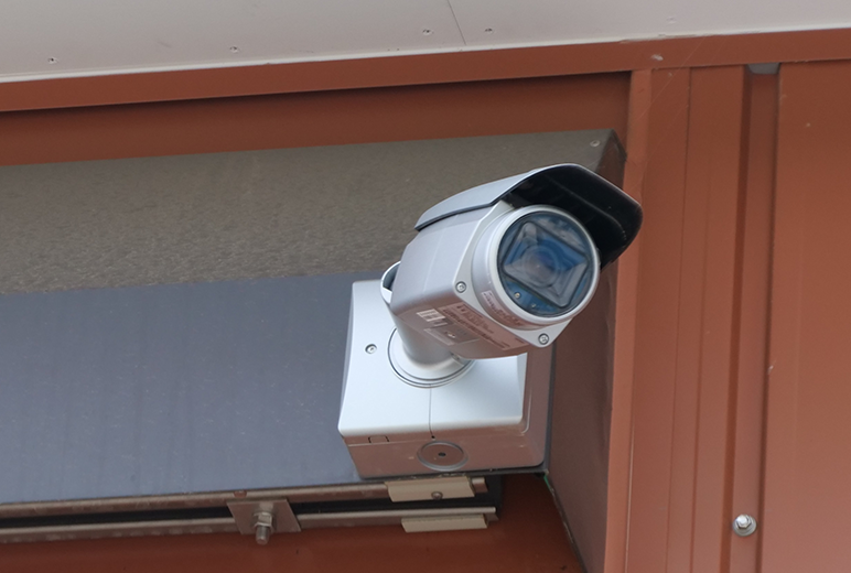 写真:牛舎の外を監視するHD屋外ハウジング一体型ネットワークカメラWV-S1511LNJ