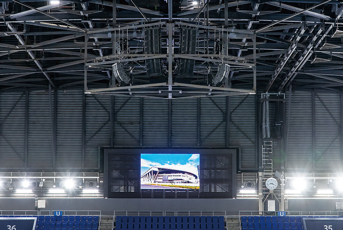 写真:有明コロシアム天井部分に設置されたラインアレイスピーカーと大型ビジョン