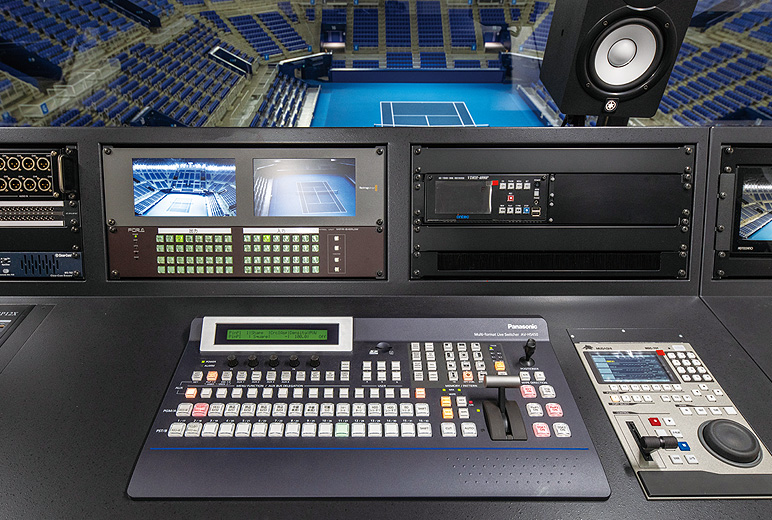 写真:有明コロシアムの映像調整室内に設置されたライブスイッチャーAV-HS450N。