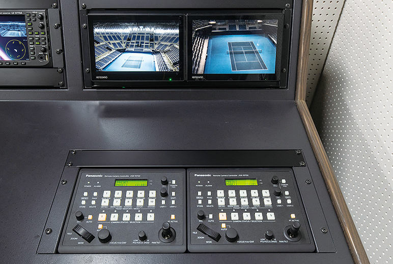 写真:有明コロシアムの映像調整室内に設置されたリモートカメラコント ローラーAW-RP50。
