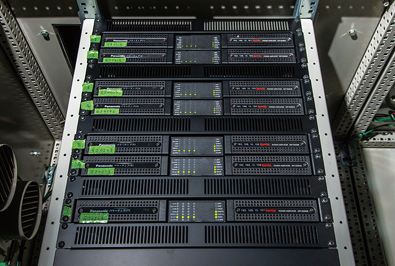写真:専用のラックに積み重ねられたデジタルパワーアンプWP-DM912/DM948。