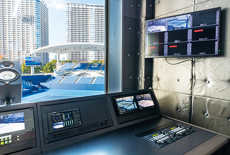 写真:ショーコート内の映像調整室。撮影している映像を映すモニターや、カメラ用のコントローラーが設置されている。