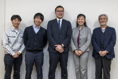 写真:右から順に、浪花千葉音響計画有限会社 代表取締役 浪花 克治様 浪花千葉音響計画有限会社 取締役ゼネラルマネージャ 千葉 朝子様 株式会社アセント 電設営業グループ 富士本 優様 株式会社アセント 技術グループ 第2チーム 山田 翔世様 株式会社アセント 技術グループ 第2チーム 大平 桂慈様