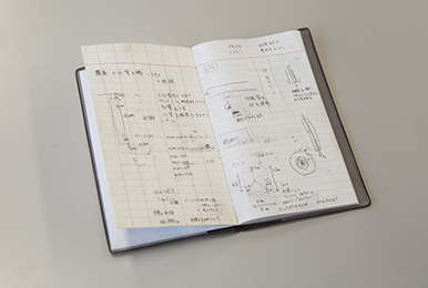 写真:タフパッド導入前に地盤の状況や作業工程の記録を手書きで行っていた「野帳」