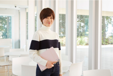 人物写真:レッツノートを持った西村 綾乃さん。