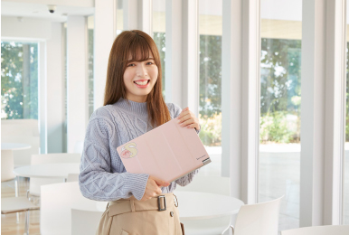 人物写真:レッツノートを持つ坂上 早葵さん。