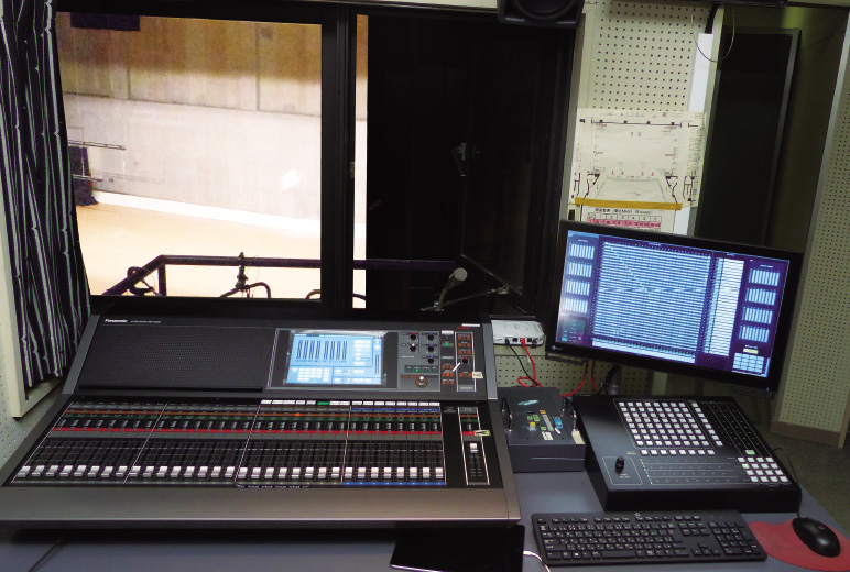 写真:音響室に設置されたデジタルミキサーWR-DX400と外付けのマトリクス。