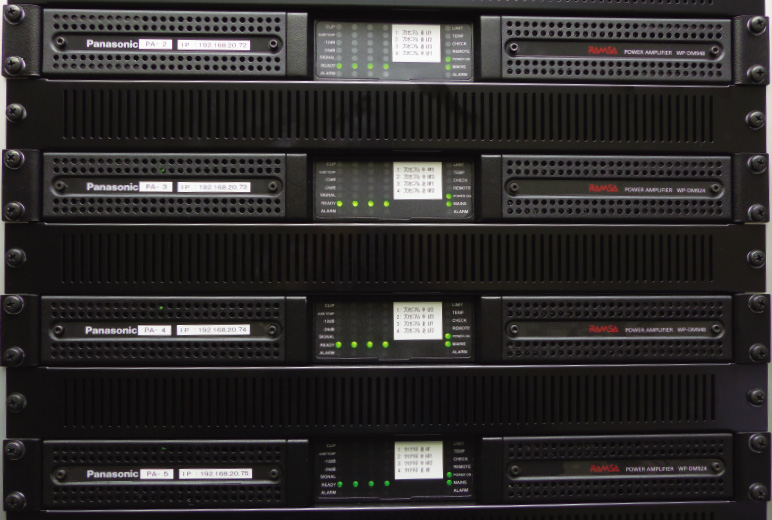 写真:ラックに収まっている複数のWP-DM900シリーズの様子