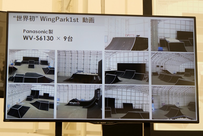 写真:1つのディスプレイに9分割で映し出されたパーク内の様子。9台のカメラでパーク内のトライアルが撮影されている。