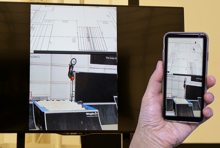 写真:新技用スポンジプールの動画をスマートフォンで映し出した様子。