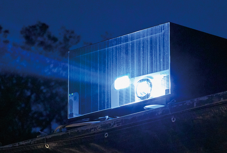 写真:石垣に鳳凰の姿を投影する1台のPT-RZ120JLW。非常に明るい様子。