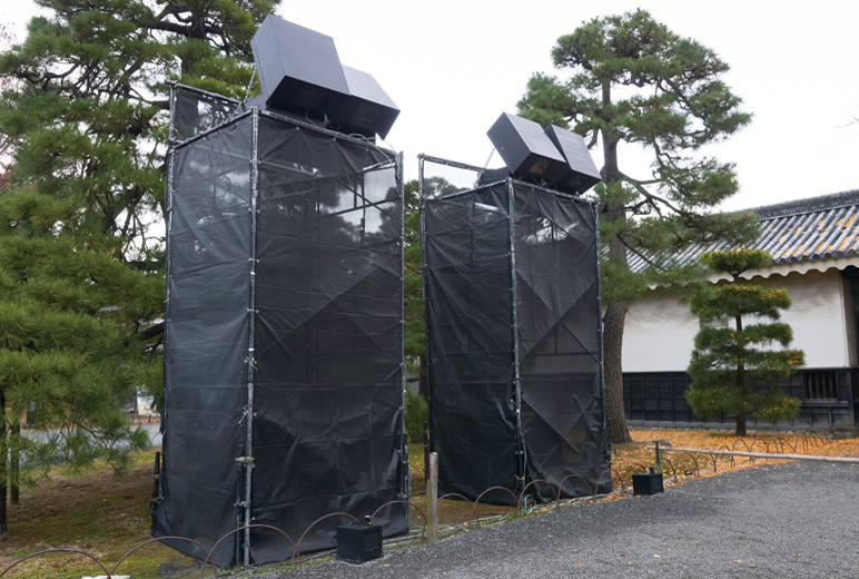 写真:小径を映し出すPT-DZ780JB4台の様子。PT-DZ780JBの下にはそれぞれ暗幕に覆われた足場が組まれている