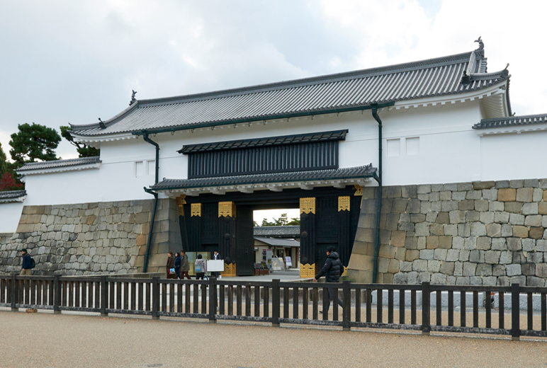 写真:二条城東大手門
