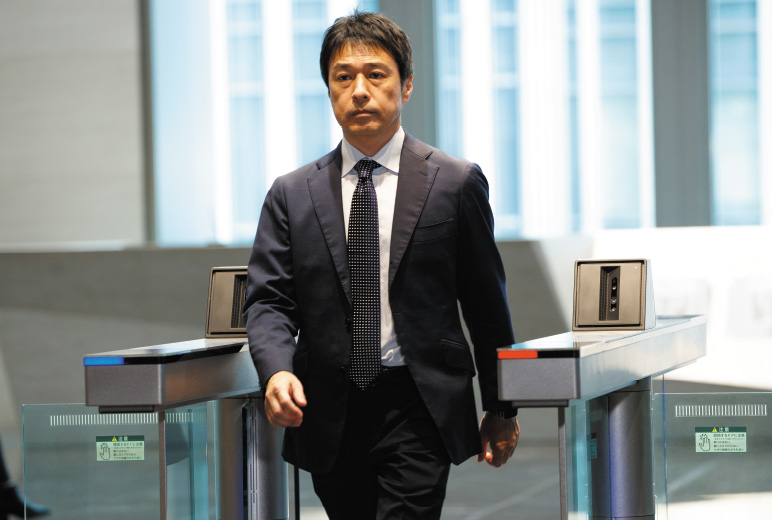 写真:ICカードを持つこともなく、顔認証でエントランスゲートを通過する男性の様子。