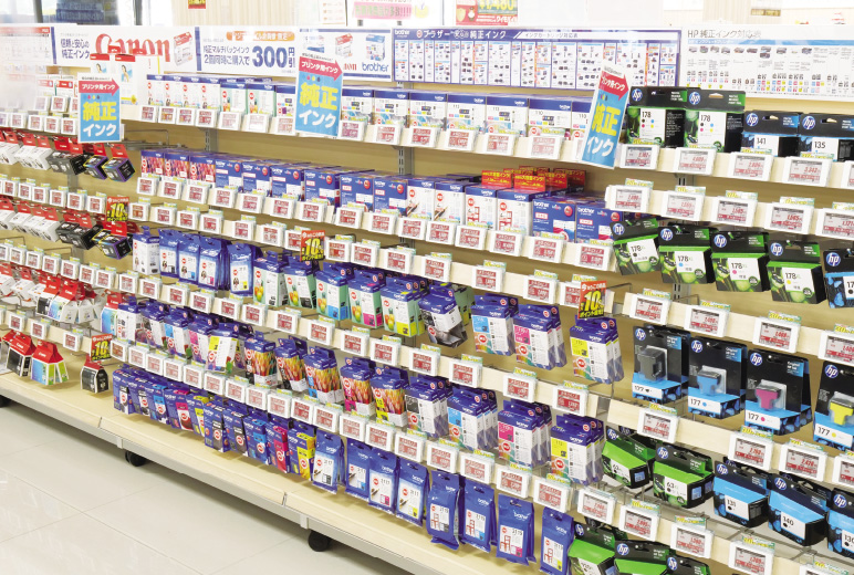 写真:ノジマ店内、カラープリンターの純正インク売場の様子。