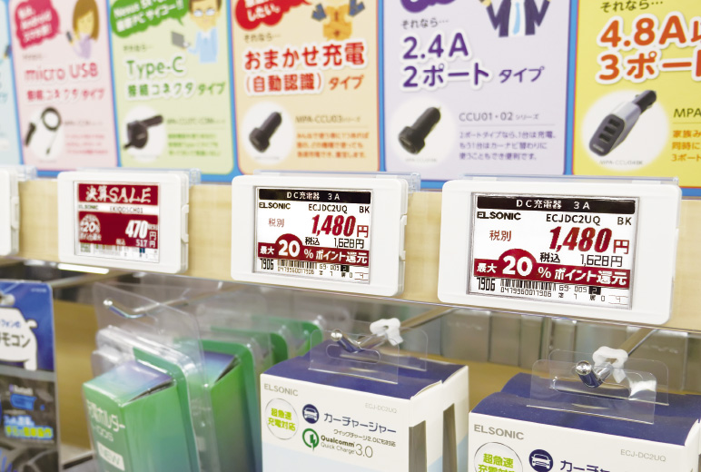 写真:陳列された商品の上に並べられた棚札。