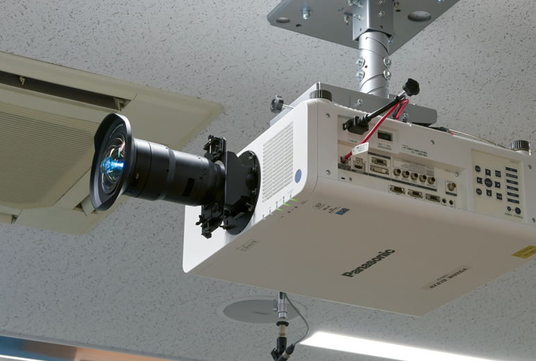写真：プロジェクター用超短焦点ズームレンズET-DLE020を装着したPT-RZ870JLW