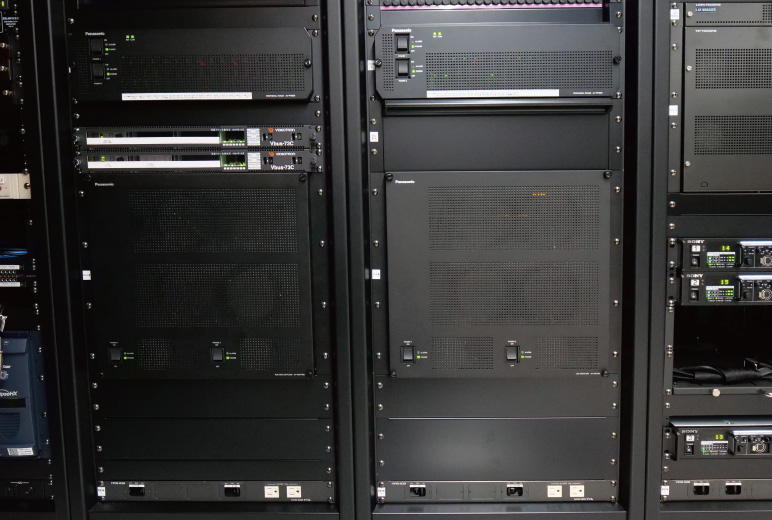 写真:ラックに収められたAV-HS7300とAV-WM7400、AV-PF3000シリーズ