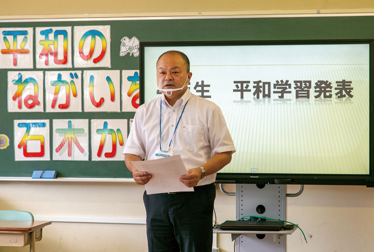 写真:各教室にライブ配信する校長先生